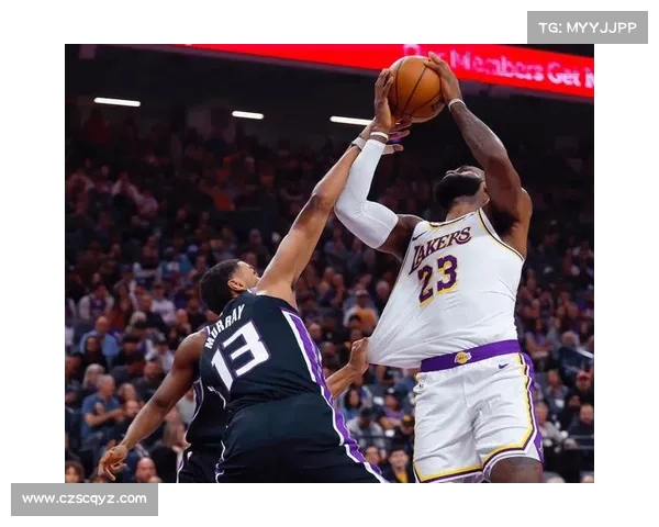 詹姆斯首秀引关注 姆博莫曼联首场亮相精彩表现回顾